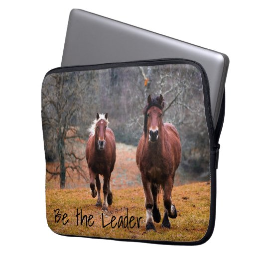 Wilde Pferde im Wald Laptopschutzhülle (Vorderseite Links)