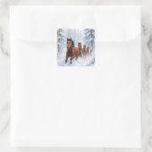Wilde Pferde laufen durch einen schneebedeckten Wa Quadratischer Aufkleber (Tasche)