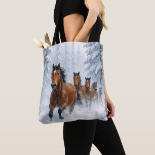 Wilde Pferde laufen durch einen schneebedeckten Wa Tasche