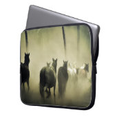 Wilde Pferde laufen Laptopschutzhülle (Vorderseite Links)
