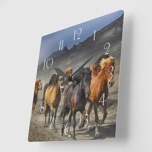 Wilde Pferde Quadratische Wanduhr (Winkel)