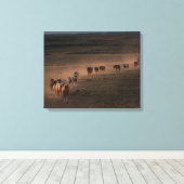 Wilde Pferde wandern in die Wüste Leinwanddruck (Insitu (Holzboden))