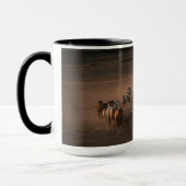 Wilde Pferde wandern in die Wüste Tasse (Links)