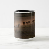 Wilde Pferde wandern in die Wüste Tasse (Zentrum)