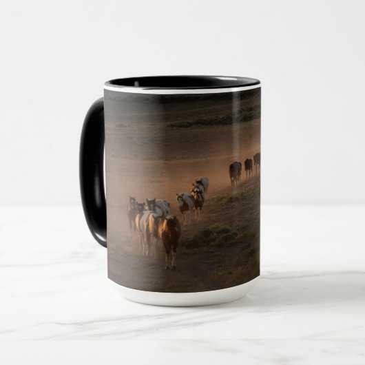 Wilde Pferde wandern in die Wüste Tasse (Vorderseite Links)