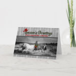 Wilde Pferde Western Gewohnte Weihnachten<br><div class="desc">Western themed Vintager Urlaub Gruß mit verwittertem Scheunenholz,  wilde Pferde im Schnee laufen und ein Cowboyhut. Fertig in elegantem Schwarz-Weiß mit nur einem Hauch von saisonalen Rot und Grüntöne. Fügen Sie Ihren Namen und Region,  Staat oder Stadt an die Vorderseite und fügen Sie Ihre persönliche Begrüßung hinzu.</div>