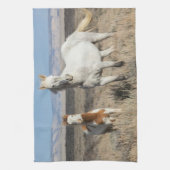 Wilde Pferde zu Hause im Sandwash Basin Geschirrtuch (Vertikal)