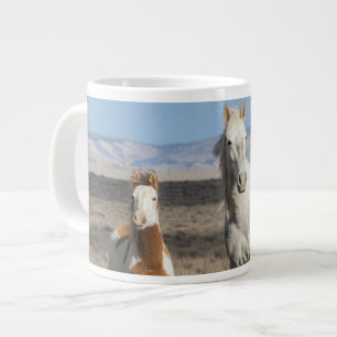 Wilde Pferde zu Hause im Sandwash Basin Jumbo-Tasse