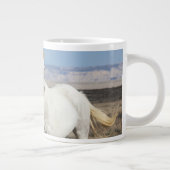 Wilde Pferde zu Hause im Sandwash Basin Jumbo-Tasse (Rechts)