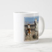Wilde Pferde zu Hause im Sandwash Basin Jumbo-Tasse (Vorderseite Rechts)