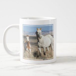 Wilde Pferde zu Hause im Sandwash Basin Jumbo-Tasse