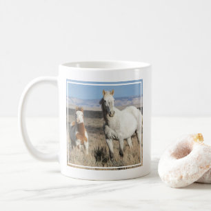 Wilde Pferde zu Hause im Sandwash Basin Kaffeetasse