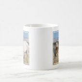 Wilde Pferde zu Hause im Sandwash Basin Kaffeetasse (Mittel)