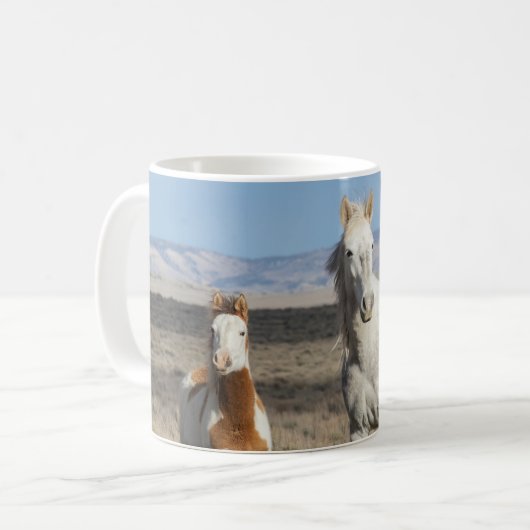 Wilde Pferde zu Hause im Sandwash Basin Kaffeetasse (Vorderseite Links)