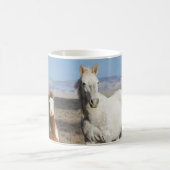 Wilde Pferde zu Hause im Sandwash Basin Kaffeetasse (Mittel)