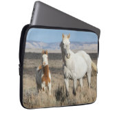 Wilde Pferde zu Hause im Sandwash Basin Laptopschutzhülle (Vorne Rechts)
