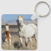 Wilde Pferde zu Hause im Sandwash Basin Schlüsselanhänger (Rückseite)