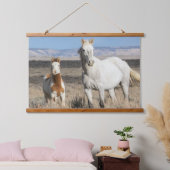 Wilde Pferde zu Hause im Sandwash Basin Wandteppich Mit Holzrahmen (Schlafzimmer)