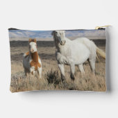 Wilde Pferde zu Hause im Sandwash Basin Zubehörtasche (Rückseite)