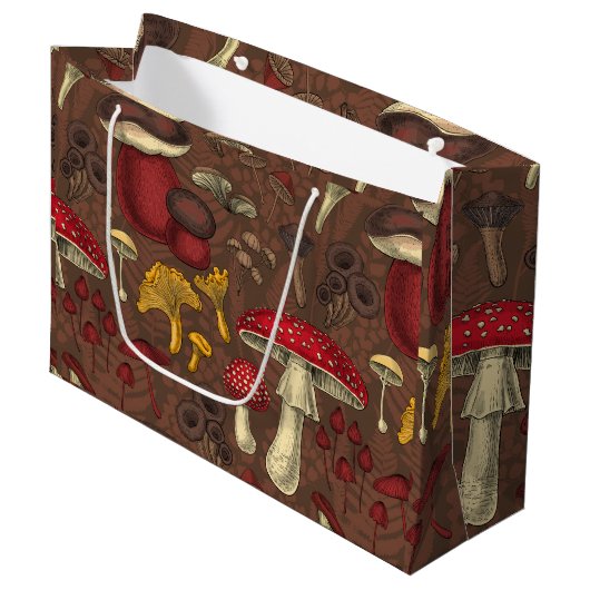 Wilde Pilze auf braun Große Geschenktüte (Vorderseite Schrägansicht)