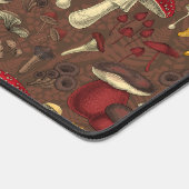 Wilde Pilze auf braun Schreibtischunterlage (Ecke)