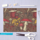 Wilde Pilze auf braun Seidenpapier (Handwerk)