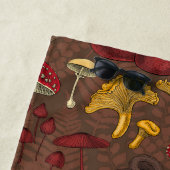 Wilde Pilze auf braun Strandtuch (Beispiel)