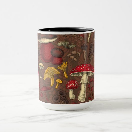 Wilde Pilze auf braun Tasse (Zentrum)