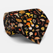 Wilde Pilze auf schwarz Krawatte (Gerollt)