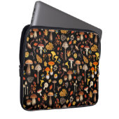 Wilde Pilze auf schwarz Laptopschutzhülle (Vorne Rechts)