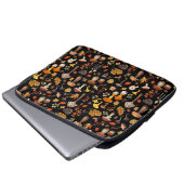 Wilde Pilze auf schwarz Laptopschutzhülle (Vorne Knopf)