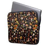 Wilde Pilze auf schwarz Laptopschutzhülle (Vorderseite Links)