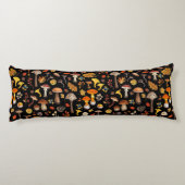 Wilde Pilze auf schwarz Seitenschläferkissen (Rückseite)