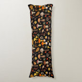 Wilde Pilze auf schwarz Seitenschläferkissen (Vorderseite Vertikal)