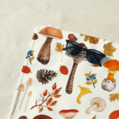 Wilde Pilze auf weißem Boden Strandtuch (Beispiel)