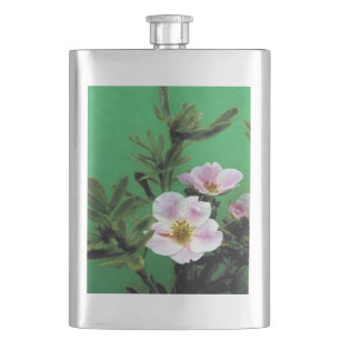 Wilde rosa Rosenblüten in Grün. Flachmann
