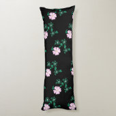 Wilde Rose - Blumenmuster auf schwarzem Hintergrun Seitenschläferkissen (Rückseite (Vertikal))