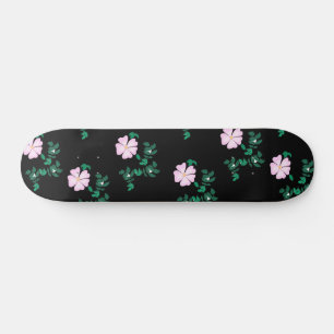 Wilde Rose - Blumenmuster auf schwarzem Hintergrun Skateboard