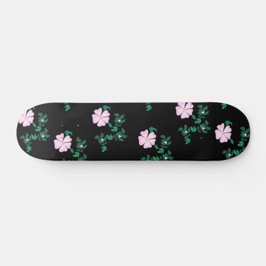 Wilde Rose - Blumenmuster auf schwarzem Hintergrun Skateboard (Horizontal)