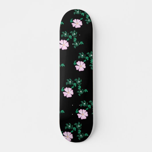 Wilde Rose - Blumenmuster auf schwarzem Hintergrun Skateboard (Vorne)