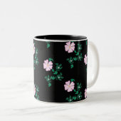 Wilde Rose - Blumenmuster auf schwarzem Hintergrun Zweifarbige Tasse (VorderseiteRechts)