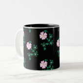 Wilde Rose - Blumenmuster auf schwarzem Hintergrun Zweifarbige Tasse (Vorderseite Links)