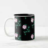 Wilde Rose - Blumenmuster auf schwarzem Hintergrun Zweifarbige Tasse (Links)