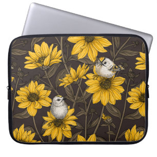 Wilde Sonnenblumen und goldfarbene Vögel/gelb Laptopschutzhülle