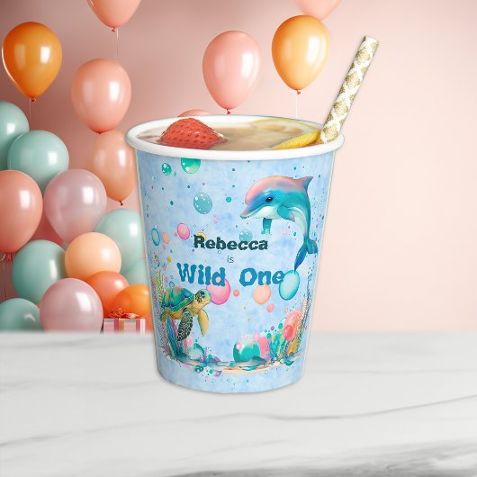 Wilde, spielerische Papieraufnahmen Pappbecher