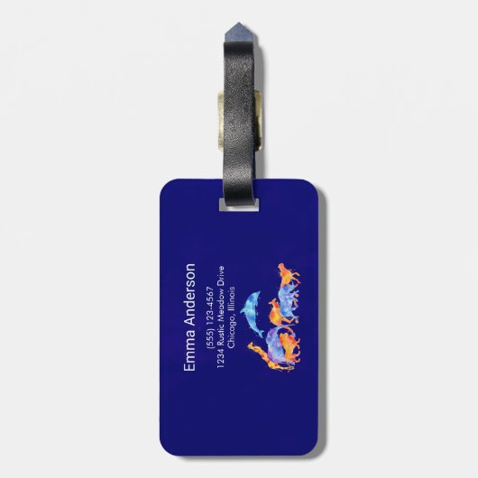 Wilde Tiere, die zusammen eine farbenfrohe Wasserf Gepäckanhänger (Rückseite vertikal)