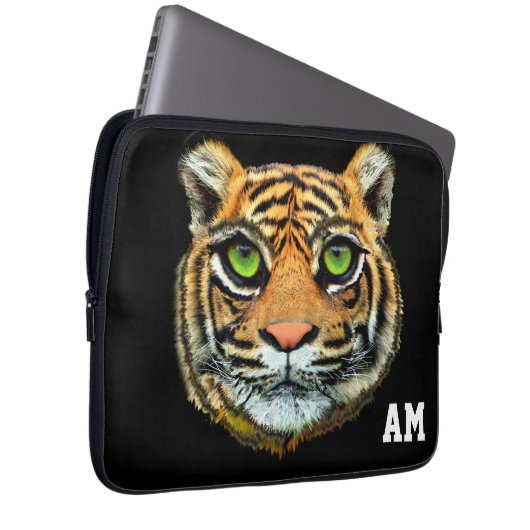 Wilde Tigerfront auf schwarzem Mit Monogramm Laptopschutzhülle (Vorne Rechts)