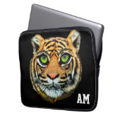 Wilde Tigerfront auf schwarzem Mit Monogramm Laptopschutzhülle (Vorderseite Links)