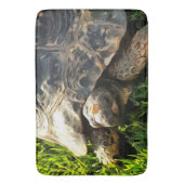 Wilde Tortoise im Gras Wiesen Kunst, Dichtung und Badematte (Vorderseite Vertikal)
