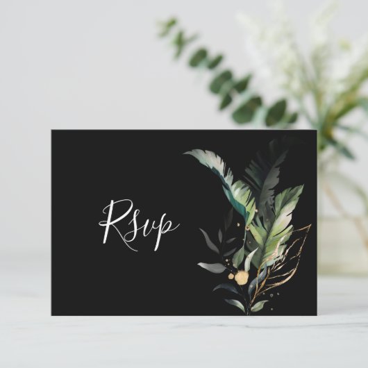 Wilde tropische Foliage Hochzeit RSVP Black Card (Stehend Vorderseite)